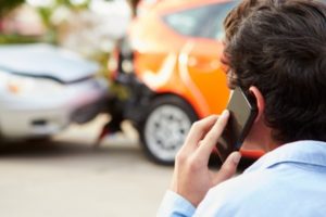 A victim of car accident calling his lawyer in Plano